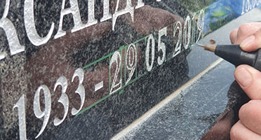 Гравировка символов на установленном памятнику 